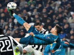 TOPSHOT - Real Madrid's Portuguese forward Cristiano Ronaldo (C) overhead kicks and scores during the UEFA Champions League quarter-final first leg football match between Juventus and Real Madrid at the Allianz Stadium in Turin on April 3, 2018. / AFP PHOTO / Alberto PIZZOLI (Photo credit should read ALBERTO PIZZOLI/AFP/Getty Images)
